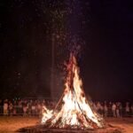 Grand feu de la Saint-Jean illuminant la nuit