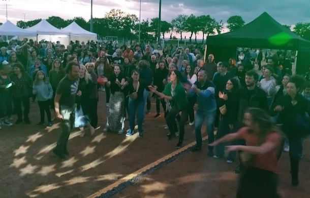 Musiciens jouant en plein air lors de la fête de la musique avec une foule enthousiaste