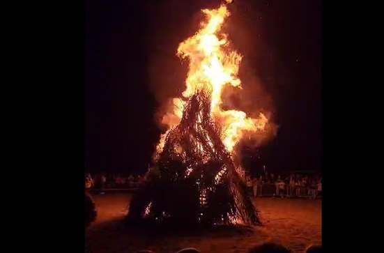 Grand feu de la Saint-Jean illuminant la nuit